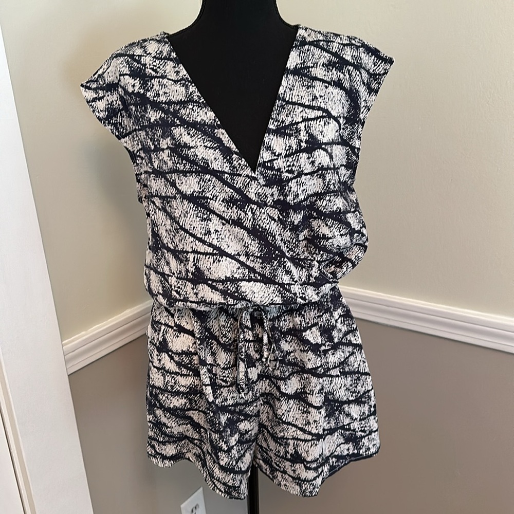 One (heart) ♥️ Clothing‎ Print Romper Rayon Sleeveless Blue Sz Large (H)